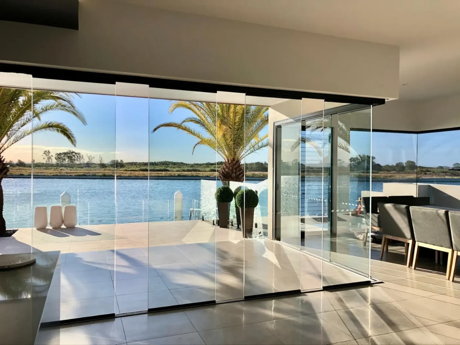 Cortinas de Cristal para Interiores: Moderniza y Abre Espacios en tu Hogar