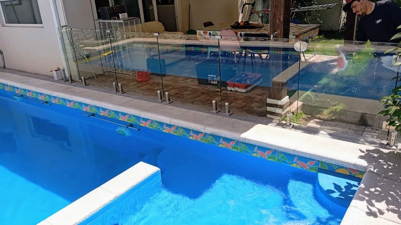 Instalación de Baranda Vidriada para Piscina en La Reina