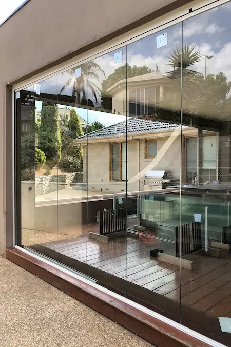 Ventajas del Cierre de Terrazas con Cristal: Diseño, Comodidad y Aislamiento